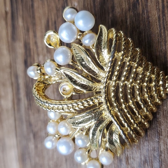 B826 trifari‎ pearl flowers basket brooch missing few pearls note condition - Picture 2 of 3